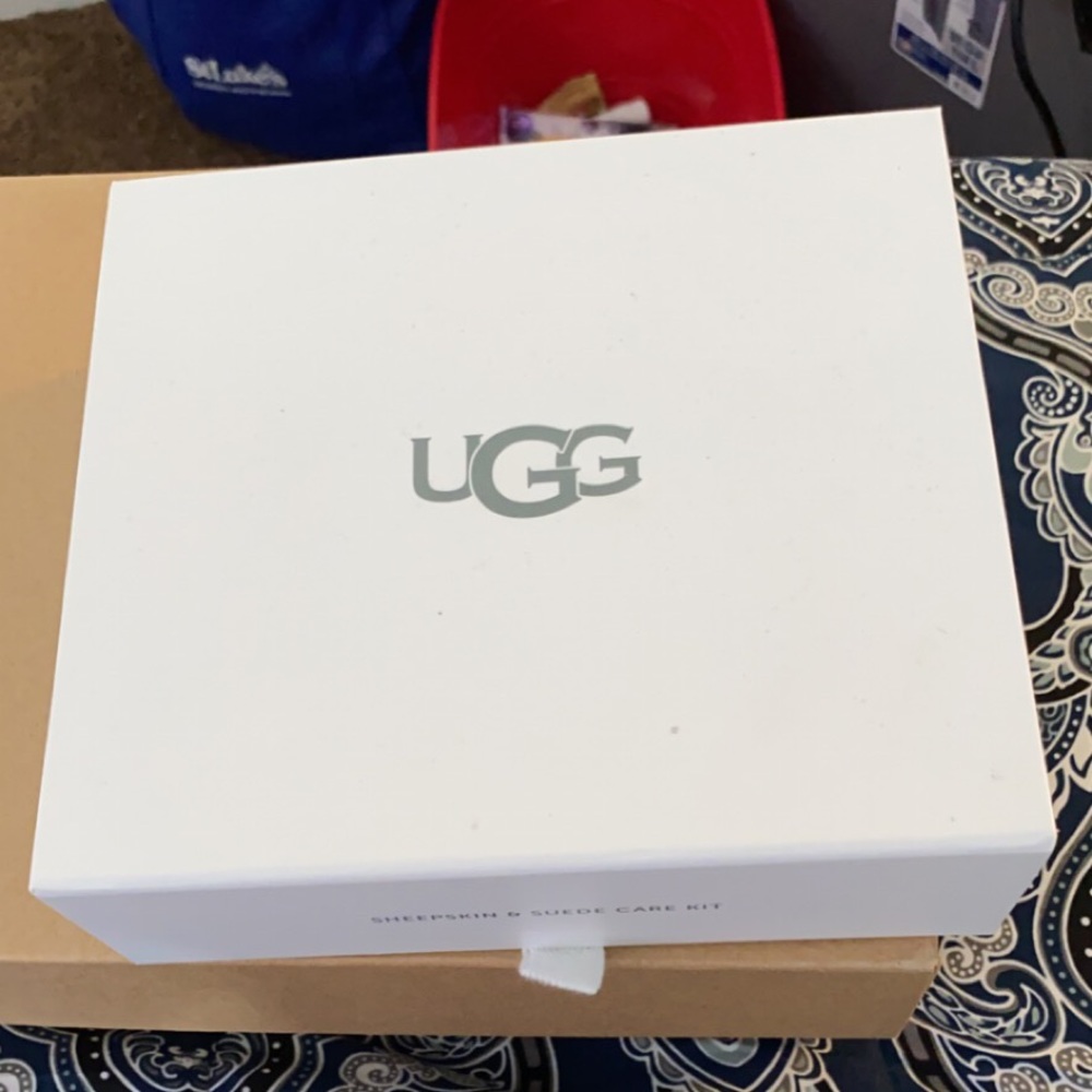 UGGS - Picture 6 of 6
